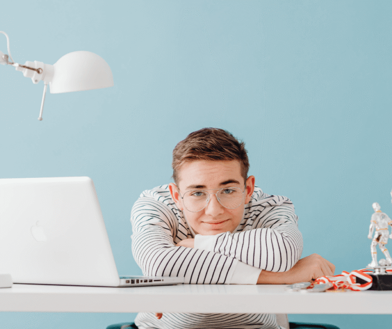 5-prokliseis-pou-antimetopizoun-oi-mathites-anglikon-kai-pos-to-english-for-all-academy-sas-voitha-na-tis-xeperasete-online